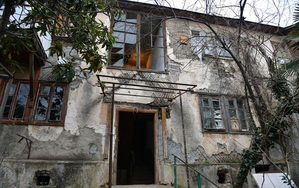 Аварийный дом в Гагре  - Sputnik Абхазия