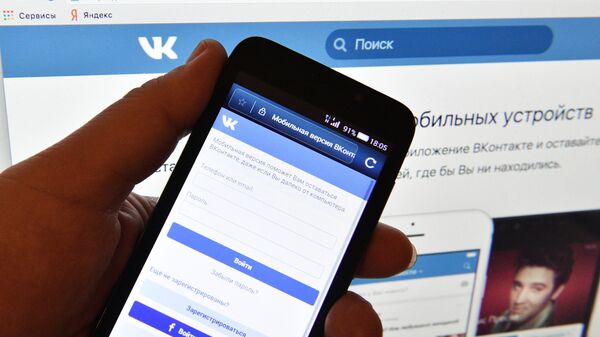Страница социальной сети Вконтакте на экране смартфона - Sputnik Абхазия