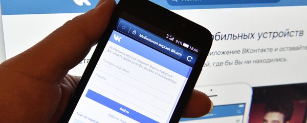 Страница социальной сети Вконтакте на экране смартфона Страница социальной сети Вконтакте на экране смартфона - Sputnik Абхазия