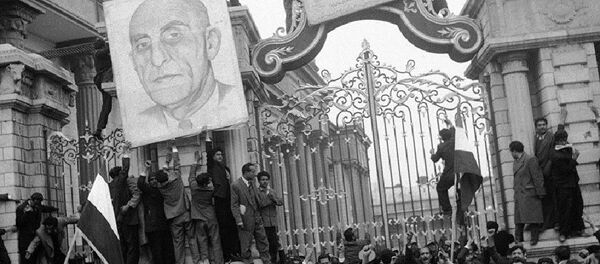 Сторонники Мосаддыка у ворот здания парламента в Тегеране. 2 марта 1953 Сторонники Мосаддыка у ворот здания парламента в Тегеране. 2 марта 1953 - Sputnik Абхазия