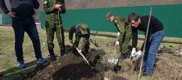 Раскопки Красноармейцев в селе Бзыпь Раскопки Красноармейцев в селе Бзыпь - Sputnik Абхазия