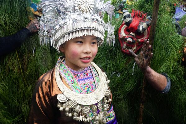 Девочка народа мяо в этнической одежде на фестивале в Лючжоу, Китай - Sputnik Абхазия