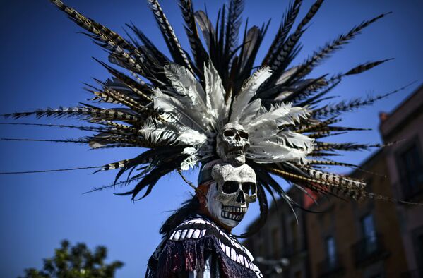 Коренной мексиканец принимает участие в церемонии очищения на площади Конституции в Мехико - Sputnik Абхазия