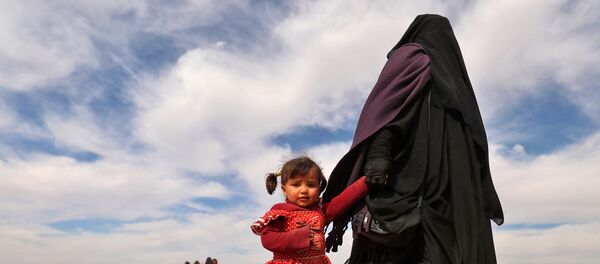 Беженка со своей дочерью в Сирии Беженка со своей дочерью в Сирии - Sputnik Абхазия