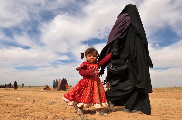 Беженка со своей дочерью в Сирии - Sputnik Абхазия