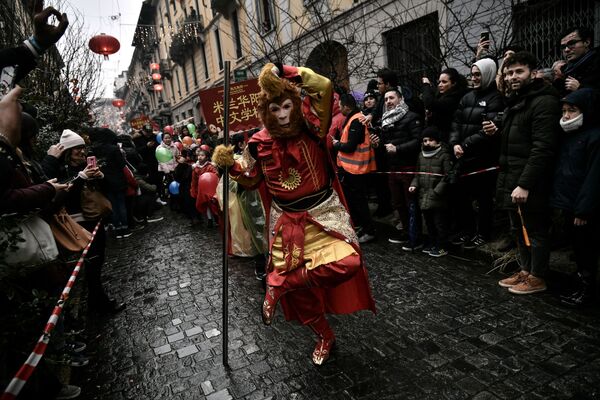 Члены китайской общины празднуют китайский Новый годна улице Паоло Сарпи в Милане - Sputnik Абхазия