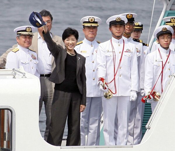 Первая женщина-министр обороны Японии Юрико Коикэ на военно-морской базе в Йокосуке, 9 июля 2007 - Sputnik Абхазия