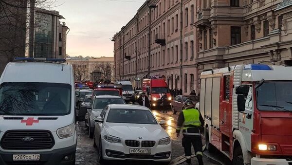 Службы безопасности на месте обрушения перекрытий с пятого по второй этажи в пятиэтажном здании в Санкт-Петербурге. 16 февраля 2019  - Sputnik Абхазия