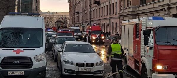 Службы безопасности на месте обрушения перекрытий с пятого по второй этажи в пятиэтажном здании в Санкт-Петербурге. 16 февраля 2019  Службы безопасности на месте обрушения перекрытий с пятого по второй этажи в пятиэтажном здании в Санкт-Петербурге. 16 февраля 2019  - Sputnik Абхазия