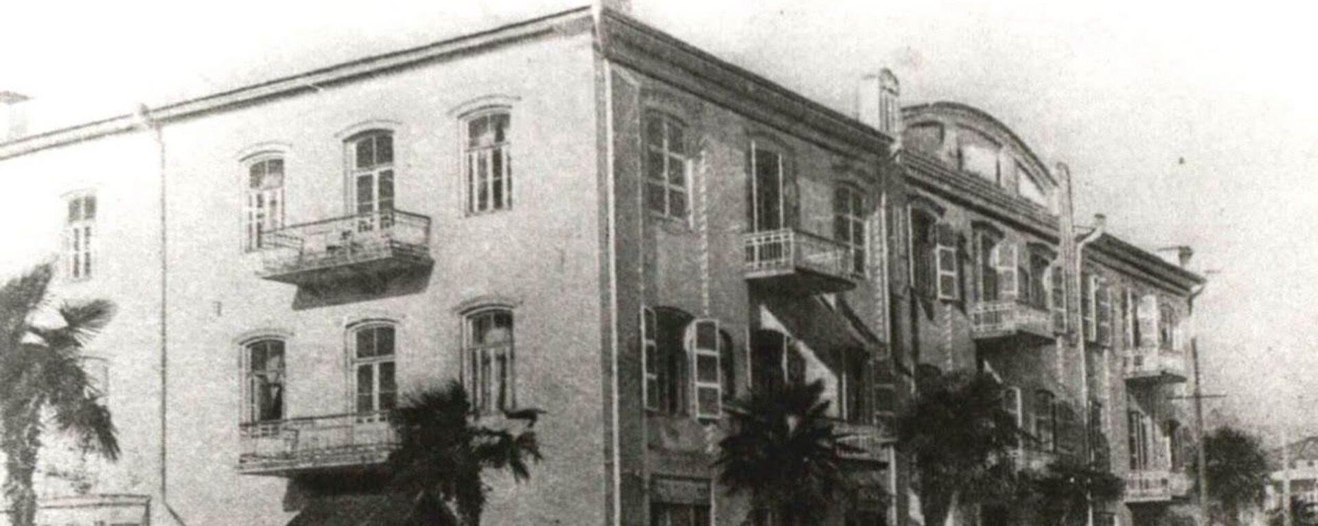 Здание абхазского драмтеатра в 1952 году - Sputnik Абхазия, 1920, 17.02.2019