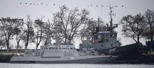 Задержанные украинские корабли доставлены в порт Керчи - Sputnik Абхазия