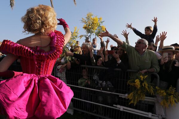 Участница со цветами на карнавале в Ницце. - Sputnik Абхазия