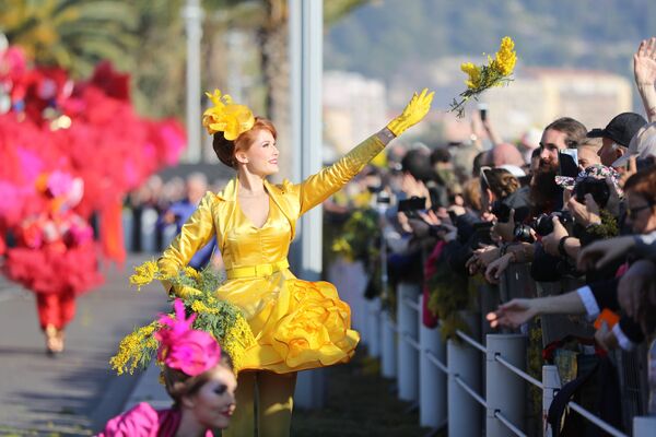 Участница со цветами на карнавале в Ницце. - Sputnik Абхазия