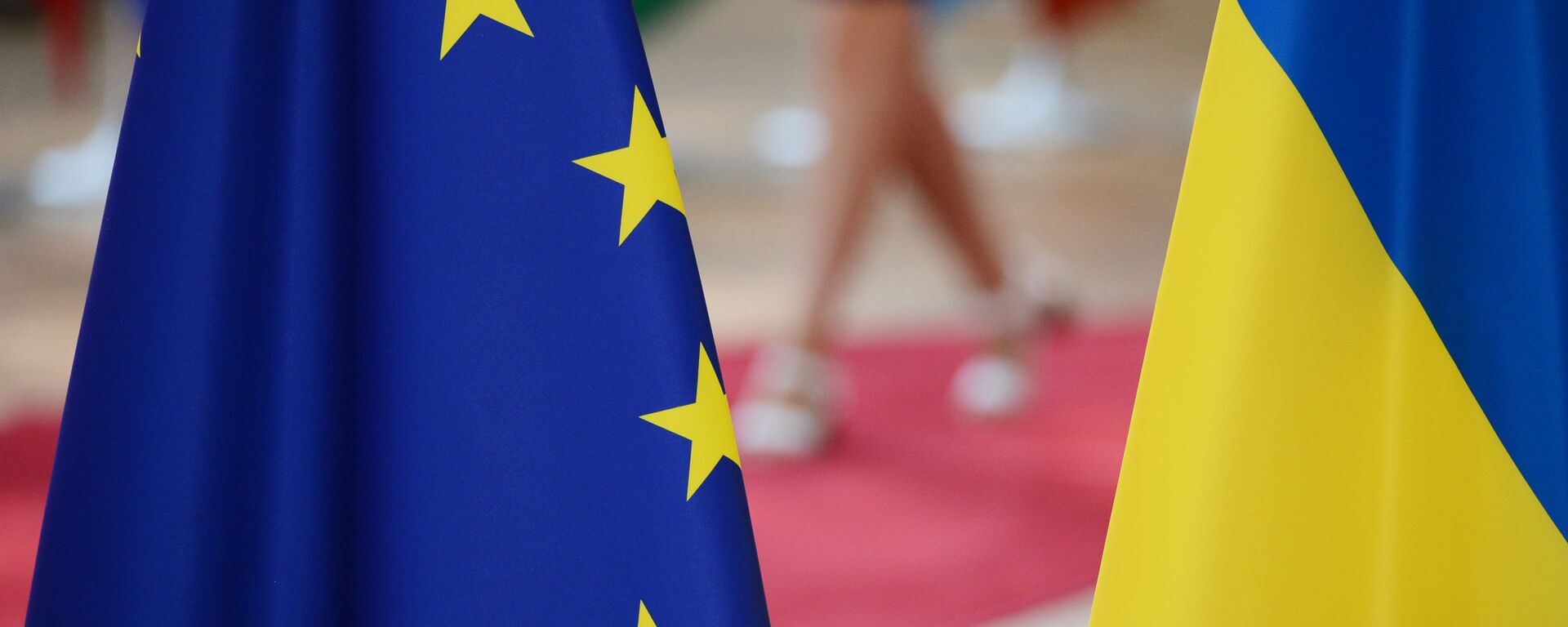 Флаги Украины и Европейского Союза. - Sputnik Абхазия, 1920, 08.11.2025