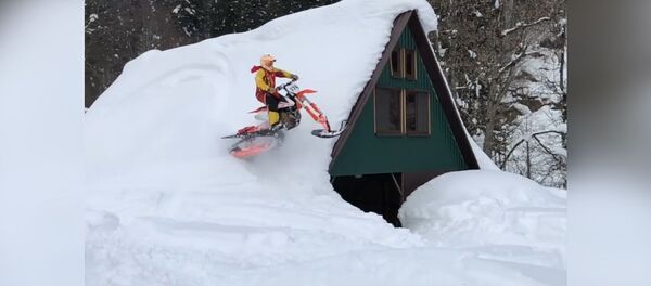 Гусеницы на снегу: смотрите как российские сноубайкеры порезвились в Абхазии Гусеницы на снегу: смотрите как российские сноубайкеры порезвились в Абхазии - Sputnik Абхазия