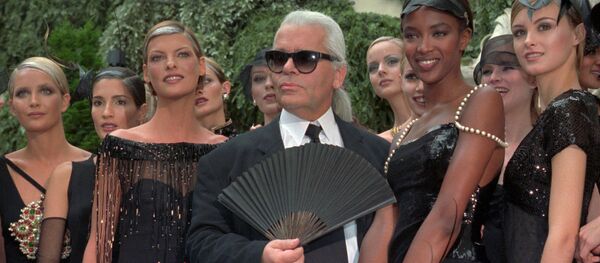 Модельер Карл Лагерфельд в окружении моделей после показа новой коллекции Chanel, 1996 Модельер Карл Лагерфельд в окружении моделей после показа новой коллекции Chanel, 1996 - Sputnik Абхазия