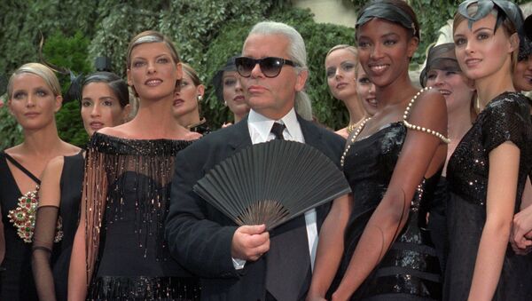 Модельер Карл Лагерфельд в окружении моделей после показа новой коллекции Chanel, 1996 - Sputnik Абхазия