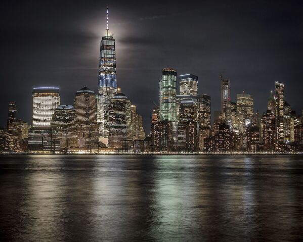 Полная луна освещает небо за Всемирным торговым центром в Нью-Йорке, США - Sputnik Абхазия