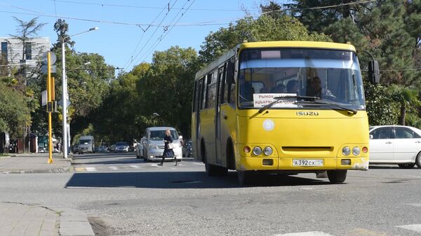 Троллейбусы замерли, светофоры ослепли: как выглядят обесточенные дороги Абхазии - Sputnik Абхазия