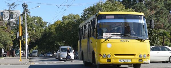 Троллейбусы замерли, светофоры ослепли: как выглядят обесточенные дороги Абхазии - Sputnik Абхазия
