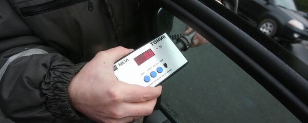 Проверка уровня тонирования стекол автомобиля Проверка уровня тонирования стекол автомобиля - Sputnik Абхазия