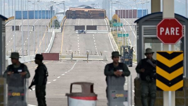 Военнослужащие Национальной гвардии Венесуэлы на заблокированном мосту Тиендитас на границе с Колумбией - Sputnik Абхазия