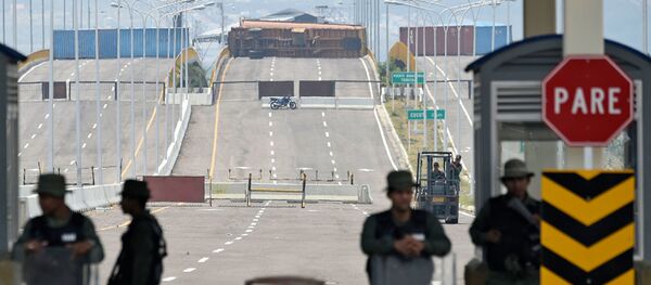 Военнослужащие Национальной гвардии Венесуэлы на заблокированном мосту Тиендитас на границе с Колумбией - Sputnik Абхазия