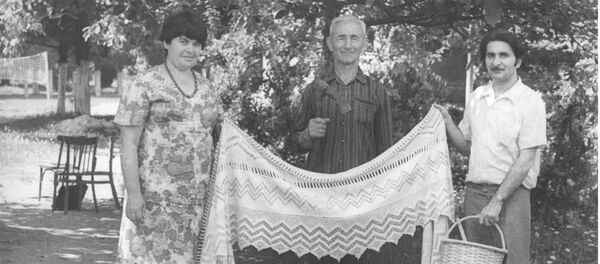 В Ачандаре вместе директором сельского музея Алексеем Хагба и начальником экспедиции в Гудаутский район Артуром Аншба - Sputnik Абхазия