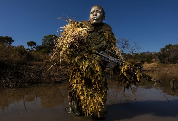 На фотографии Брента Стиртона изображена Петронелла Чигумбура - член группы Акашинга (Храбрые), состоящей только из женщин и занимающейся борьбой с браконьерами в Зимбабве

 - Sputnik Абхазия