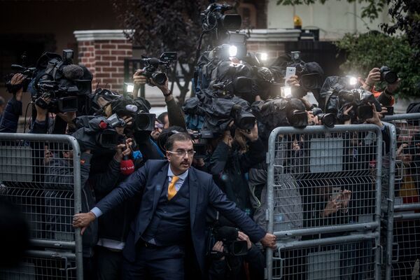 Снимок Криса МакГрата называется Исчезновение Джамала Хашогджи. На нем человек пытается сдержать репортеров у входа в консульство Саудовской Аравии в Стамбуле - Sputnik Абхазия