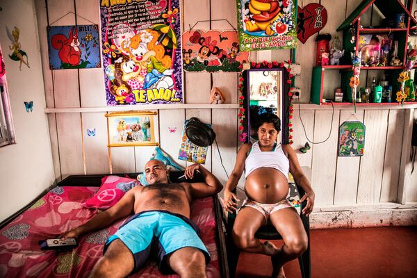 На фотографии Каталины Мартин-Чико изображена беременная женщина - бывший боец колумбийской группировки ФАРК - Sputnik Абхазия