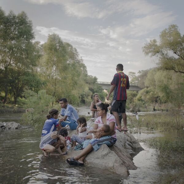 Снимок из серии Караван мигрантов фотографа Питера Тена Хупена, ставший номинантом в категории Новость года  - Sputnik Абхазия