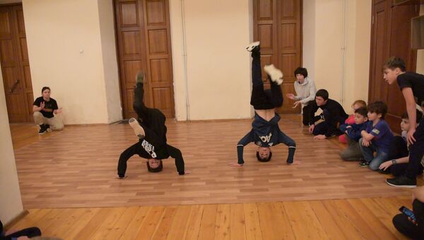 Топрок, даунрок, фриз: ученики школы брейк-данса показывают элементы танца - Sputnik Абхазия