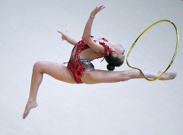 Дина Аверина выполняет упражнение с обручем в финале индивидуальной программы по художественной гимнастике на этапе Гран-при Москвы - Sputnik Абхазия