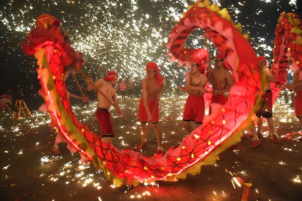 Народные артисты исполняют танец дракона во время Праздника фонарей в Аньшане, Китай - Sputnik Абхазия
