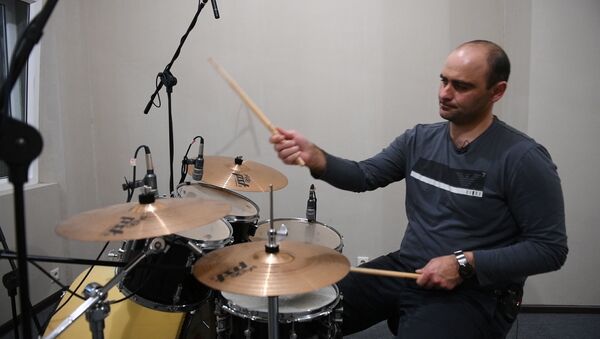Соло барабанщика: Денис Хагба показывает мастер-класс  - Sputnik Абхазия