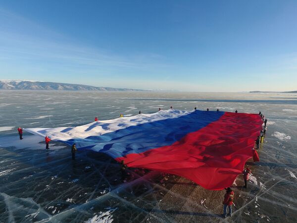Флаг России развернули на льду Байкала - Sputnik Абхазия