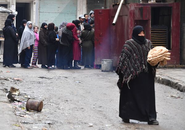 Местные жители в очереди за хлебом на одной из улиц в Алеппо, Сирия - Sputnik Абхазия