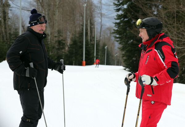 Президент Белоруссии Александр Лукашенко и президент РФ Владимир Путин во время катания на лыжах в Сочи - Sputnik Абхазия