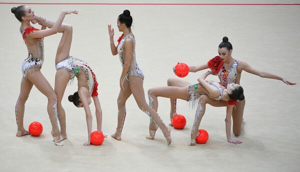 Команда России выполняет упражнение с 5-ю мячами в финале групповой программы по художественной гимнастике на этапе Гран-при Москвы - Sputnik Абхазия