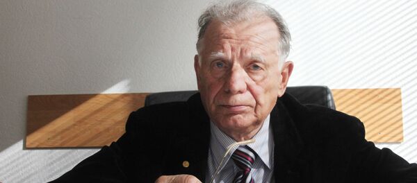 Жорес Алферов в рабочем кабинете - Sputnik Абхазия