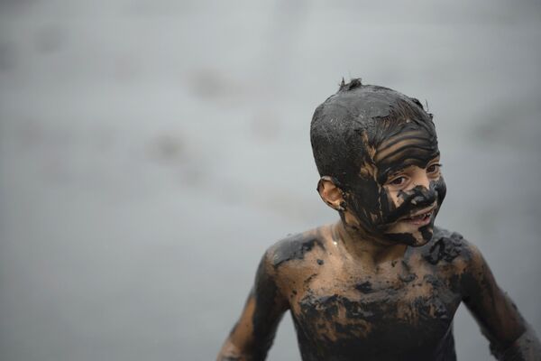 Мальчик на грязевом карнавале Bloco da Lama в Бразилии - Sputnik Абхазия