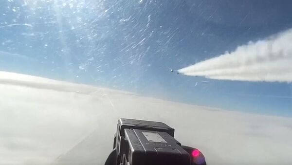 Кадры перехвата российским Су-27 американского самолета-разведчика RC-135 - Sputnik Абхазия
