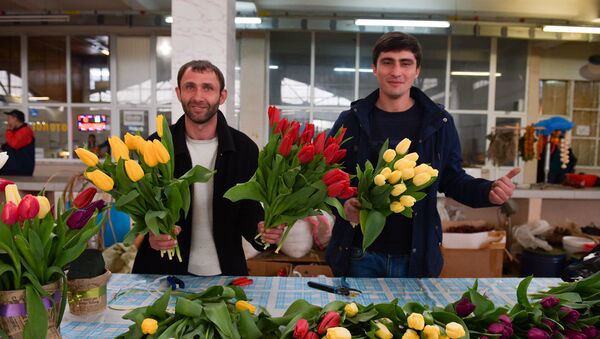 Торговля цветами на сухумском рынке. 8 марта 2019 - Sputnik Абхазия