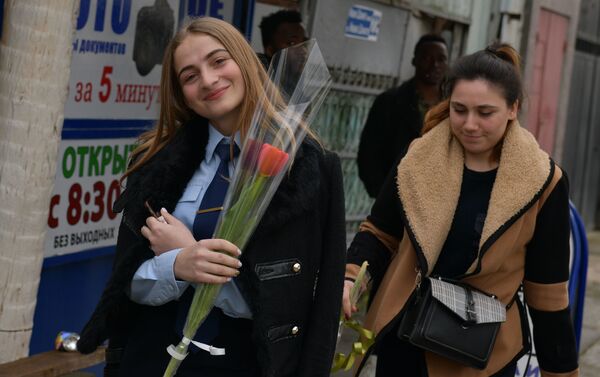 Девушка с букетом на одной из сухумских улиц. 8 марта 2019 - Sputnik Абхазия