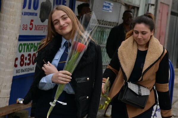 Девушка с букетом на одной из сухумских улиц. 8 марта 2019 - Sputnik Абхазия