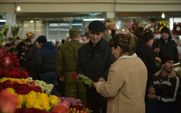 Торговля цветами на сухумском рынке. 8 марта 2019  - Sputnik Абхазия