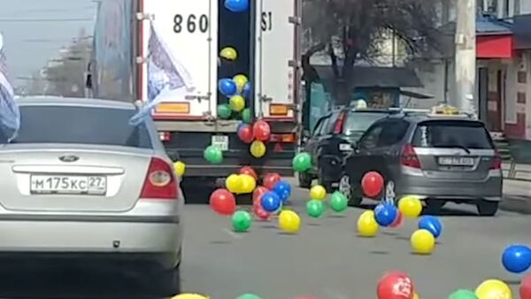 Из фуры разбросали сотни шаров на дороги Бишкека — это законно? - Sputnik Абхазия