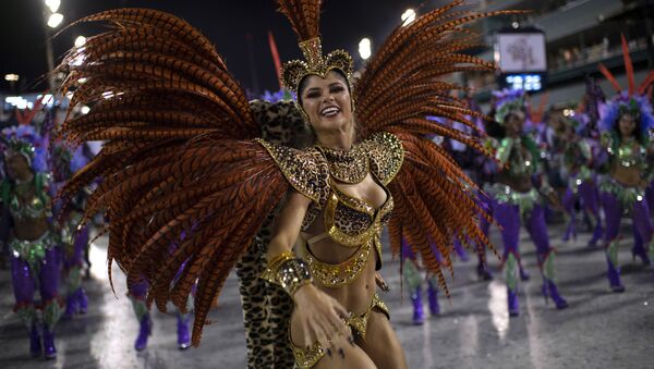 Девушка из школы самбы Grande Rio выступает в первый вечре карнавала в Рио-де-Жанейро, Бразилия - Sputnik Абхазия
