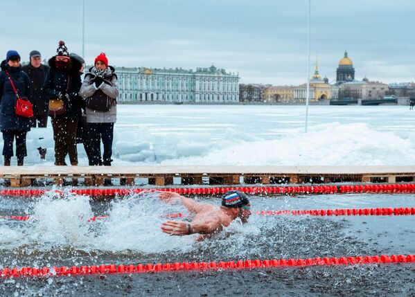Участник соревнований Кубка Большой Невы по зимнему плаванию в Санкт-Петербурге - Sputnik Абхазия